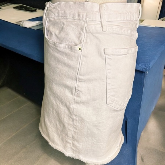 Frame Denim ‘Le Mini Jean Skirt’ in “Blanc” With Raw Split Hem Detail Size 28 - Picture 13 of 16